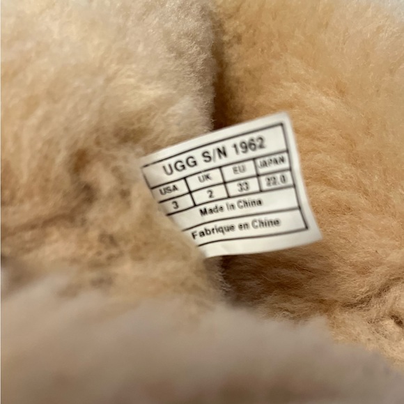 Girls' Bailey Button Triplet II Boots (Youth) - Picture 4 of 8